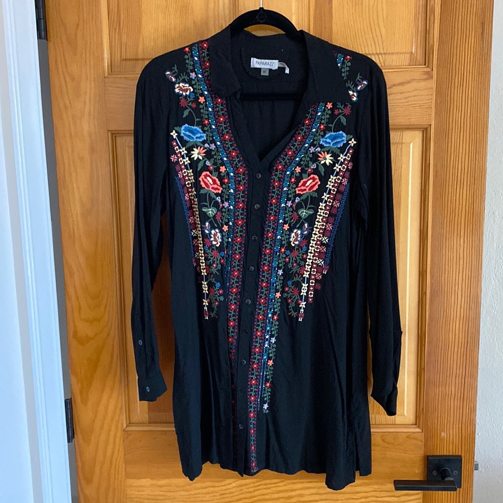 Paparazzi woman’s medium embroidered collared v-neck boho tunic NWOT lon…